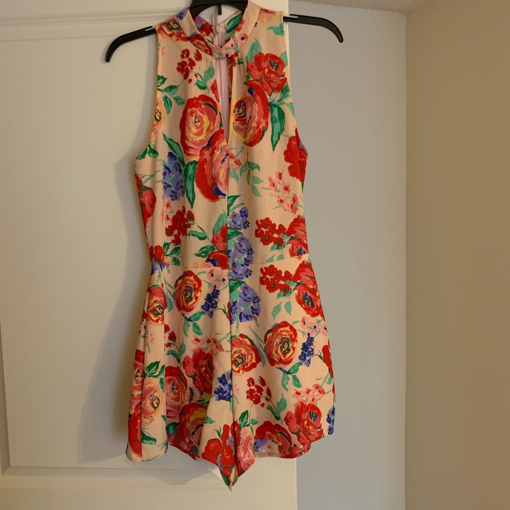 Everly floral romper. Size small. Worn less than five times.